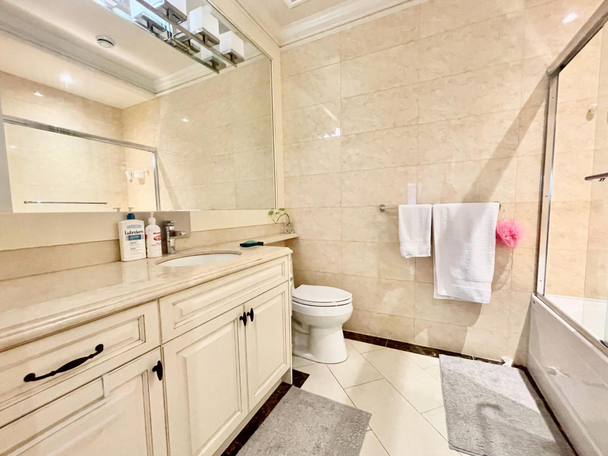 Vancouver Luxury Guesthouse エクステリア 写真